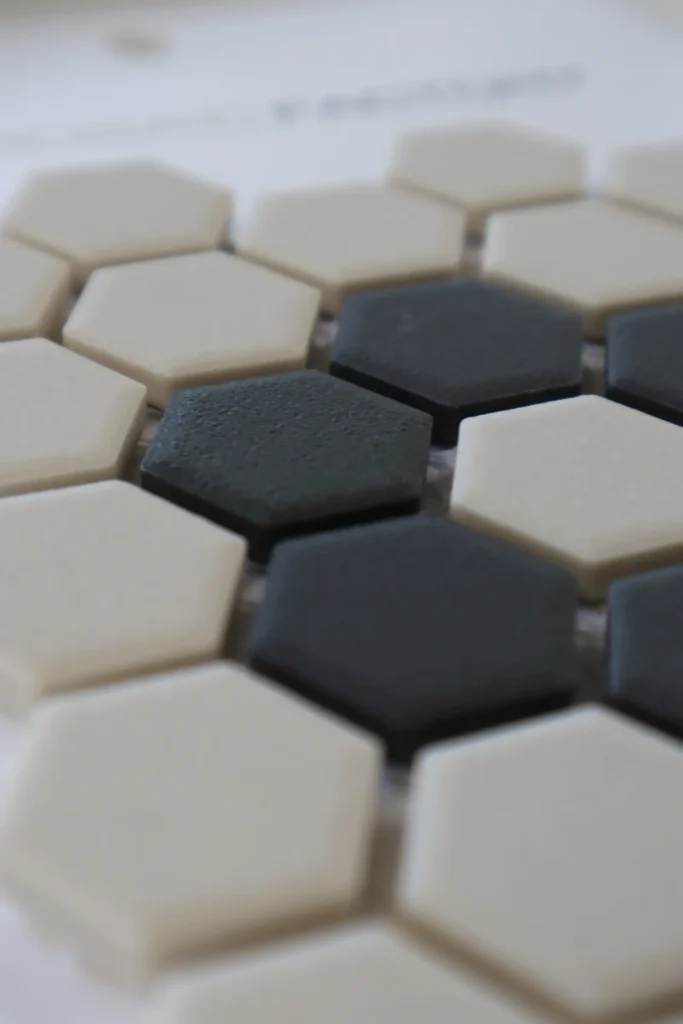 London mozaiektegel voor badkamer vloer. Zorgt voor grip en antislipwaarde tegen vallen in natte ruimtes in de badkamer of keuken