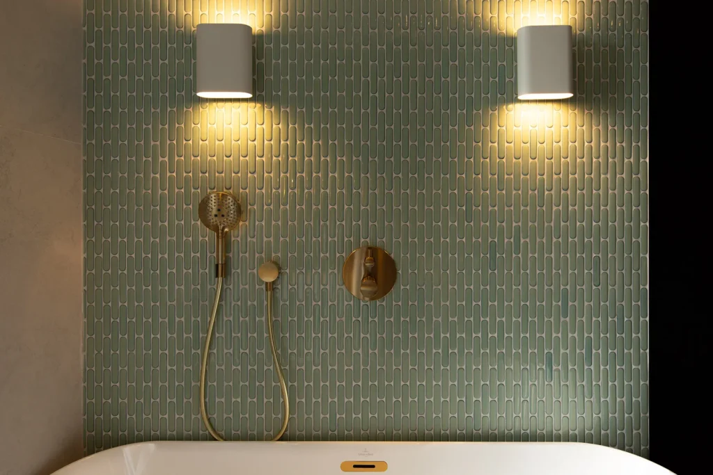 Badkamer voorzien van licht groene ovale mozaïektegels