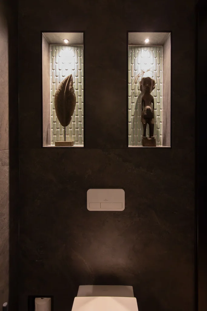 Badkamer voorzien van licht groene ovale mozaïektegels