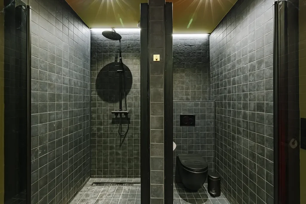 Luxe zwarte mozaïektegels in badkamer en toiletruimte